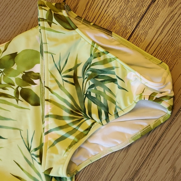 Quicksilver NEW 2 Piece Swimsuit - Picture 2 of 10